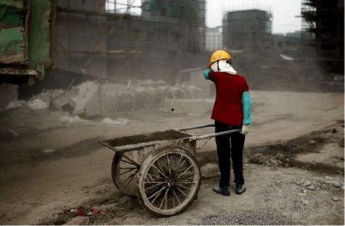 重庆工地女网红图片,工地上的“钢铁女侠”风采展现