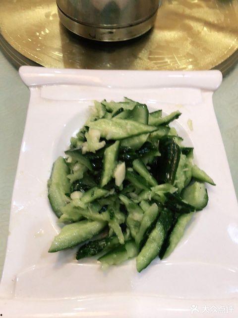 湖经食堂旁吃瓜,校园生活趣味瞬间