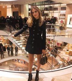 明星背的lv老花,明星演绎时尚态度